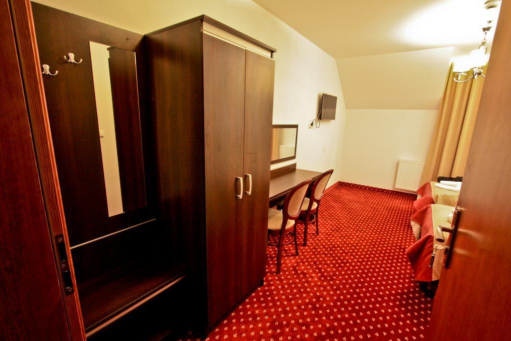 Hotel Milord ปูลตุสค์ ภายนอก รูปภาพ
